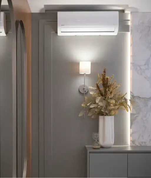 Airco boven een kast in een woonkamer