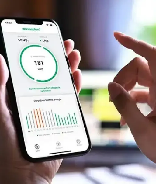Telefoon met een app die uurprijzen van stroom toont