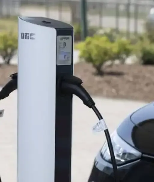 Laadpaal naast een elektrische auto