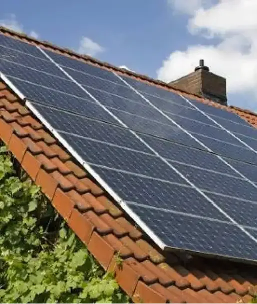 Zonnepanelen op een pannendak
